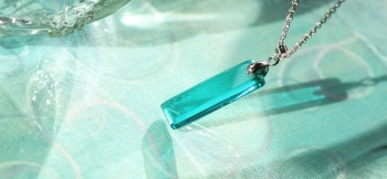 ラフォルム ガラスジュエリー ガラスアクセサリー Stylish rectangle ～ Aquaの海  ～ 澄んだ美しい南の海は、淡いアクアマリンの色合い。

そんな優しく美しい色合いをベースにした、スタイリッシュな長方形のペンダントです。表…