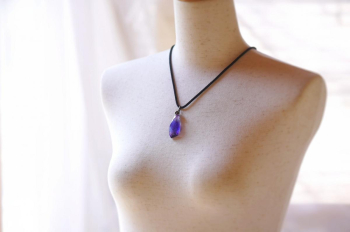 秘洞の薔薇 ～ Bluepurple ～ 深い美しさと幻想的な魅力を秘めたペンダント。 ラフォルム ガラスジュエリー ガラスアクセサリー