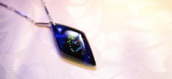 ラフォルム ガラスジュエリー ガラスアクセサリー Jewel Diamond ひし形のフォルムのネックレスです。色合いは、コバルトブルー(ロイヤルブルー)の透明色です。光を通しますと大変美しいブルーの光が透過します。内部は、ワンポイントにレッドを施…