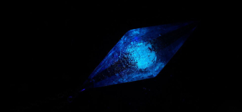 Dreamblue ～ Fluctuation of mystic universe ～ 暗闇では中央の球体風部分が神秘的な光を放ちます。 ラフォルム ガラスジュエリー ガラスアクセサリー