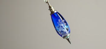 Charming Pendulum ～ My treasure ～ 百合の花の彫刻と内部への「思い出の大切なもの」(4石の宝石)を封入加工いたしました。上下のSilver925素材キャップはお手持ち… ラフォルム ガラスジュエリー ガラスアクセサリー