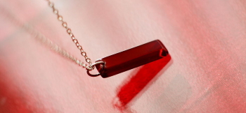 Stylish rectangle ～ 情熱 ～ レッドの単色のみを使用しています。 ラフォルム ガラスジュエリー ガラスアクセサリー