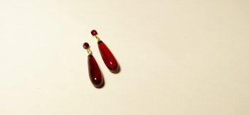 ラフォルム ガラスジュエリー ガラスアクセサリー Zeal beauty シンプルで美しいしずくのフォルムに、単色のレッドを使用した色合いの素敵なピアスです。ラインストーン付きで煌きのあるイメージです。