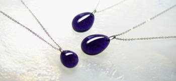 ラフォルム ガラスジュエリー ガラスアクセサリー Natural grape drops 3点ともに個性のあるシンプルなドロップタイプのメモリアルペンダントが完成いたしました。青紫系のグレープをベースに、サイズや丸みを少しずつ変えて1点ごとに丁寧に…