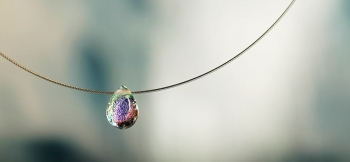 ラフォルム ガラスジュエリー ガラスアクセサリー Dichroic drop 10mmほどの小ぶりのドロップタイプペンダントです。小さなトップの内部に美しいダイクロ偏光ガラスの煌きを閉じ込めた、存在感のある美しい逸品に仕上がりました。ステンレス製の…