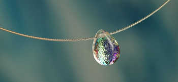 Dichroic drop 内部には美しいダイクロ偏光ガラスの煌き。 ラフォルム ガラスジュエリー ガラスアクセサリー