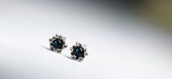 ラフォルム ガラスジュエリー ガラスアクセサリー Blue Lotus / ピアス ～ Bright ～ 蓮をイメージしたオリジナルデザインのメモリアルコラボレーションキャッチ式ピアス左右セットです。アクアマリンブルーの小ぶりのトップの中に「思い出…