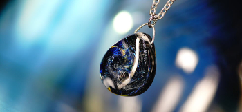 Bubble Planet Galaxy 存在感のある宇宙のイメージのペンダント。 ラフォルム ガラスジュエリー ガラスアクセサリー