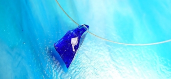 ラフォルム ガラスジュエリー ガラスアクセサリー BLUE ROCK ICE 氷のかけらをそのままペンダントにしたようなイメージの、アイスロックペンダントです。コバルトブルーをベースに優しく煌くラメを施しています。表面全体に施したランダムなカットに…