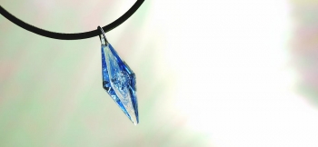 ラフォルム ガラスジュエリー ガラスアクセサリー Happeiest Serendipity ～ Seven Sapphire スタイリッシュで小さめの「Dreamblue」シリーズ。八面体フォルム全体には、爽やかなブルーの濃淡をクリアーに流すよう…