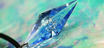 Happeiest Serendipity ～ Seven Sapphire 内部に7石のサファイアを丸くランダムに配置して封入加工いたしました。 ラフォルム ガラスジュエリー ガラスアクセサリー