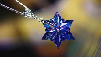 ラフォルム ガラスジュエリー ガラスアクセサリー オリオンの花 ～ 魅惑 ～ 冬の夜空に煌くオリオン座を見上げて咲く花。雪の結晶を思わせる繊細でスタイリッシュなフォルムのオリジナルペンダント。深いブルーのベースカラーに煌きと蓄光加工を施した存在感の…