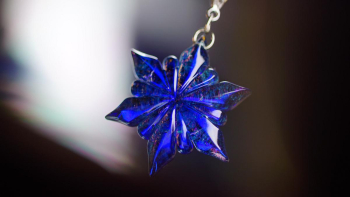 オリオンの花 ～ 魅惑 ～ 繊細な雪の結晶のような美しいフォルムをお楽しみください。 ラフォルム ガラスジュエリー ガラスアクセサリー