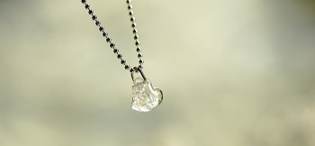 Snowfall Heart 小ぶりのハート型ペンダント。 ラフォルム ガラスジュエリー ガラスアクセサリー