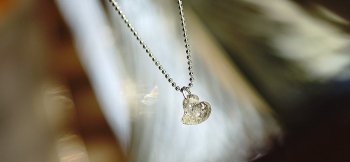 Snowfall Heart 銀箔や蓄光素材を散りばめて雪が舞っている様な雰囲気を表現。 ラフォルム ガラスジュエリー ガラスアクセサリー