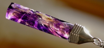ラフォルム ガラスジュエリー ガラスアクセサリー Mysterious purple crystal 煌きを纏う神秘的な紫水晶をモチーフにした、存在感のあるサイズで仕上げた六角柱タイプのオリジナルペンダントが完成いたしました。紫水晶風のイメージを、…