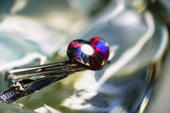 Cool feminine ～ Radiant Heart ～ 赤系ピンクのハートに映る光の煌き。見る角度によって表情が変わる煌き。 ラフォルム ガラスジュエリー ガラスアクセサリー