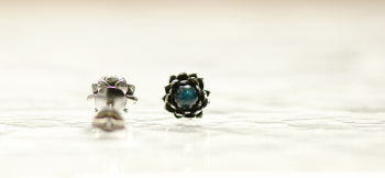 Blue Lotus / ピアス 中央のガラスルースは蓮の葉に包まれるように設置しています。 ラフォルム ガラスジュエリー ガラスアクセサリー