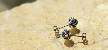 Blue Lotus / ピアス Silver925製のオリジナルコラボレーション部分には繊細な蓮の花の細工を施しています。 ラフォルム ガラスジュエリー ガラスアクセサリー