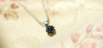 ラフォルム ガラスジュエリー ガラスアクセサリー Blue Lotus / ペンダント 『Blue Lotus / ピアス』とお揃いの、シルバー素材とガラス素材のオリジナルコラボレーションペンダントです。繊細な蓮の花のデザインは、小さいながらもとて…