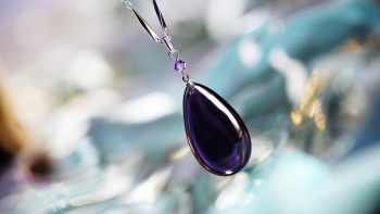 ラフォルム ガラスジュエリー ガラスアクセサリー Drops of grape ご希望のイメージを形にした表裏立体的で滑らかなラウンドドロップペンダントが完成いたしました。「ライトグレープ」の単色を使用した優しい紫色。同色系のカットビーズをお付けし…