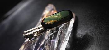 ラフォルム ガラスジュエリー ガラスアクセサリー Dandyism シックなブラック系をベースに、表面内部にはゴールド系ラメが上品に入っています。オシャレな男性の方へのプレゼントに最適です。