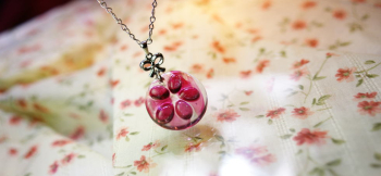 Round flower 可愛らしいデザイン。 ラフォルム ガラスジュエリー ガラスアクセサリー