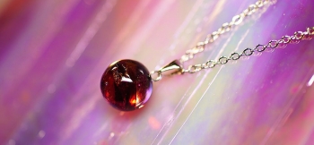 ラフォルム ガラスジュエリー ガラスアクセサリー Elegant wine red planet ～ Heartbeat ～ 上品なワインレッドの色合いのトップの中にキラリと煌く「ダイクロ偏光ガラス」とラメをお楽しみいただけるオリジナル球体ペンダン…