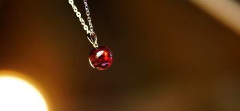 Elegant wine red planet ～ Heartbeat ～ 上品な色合いと小ぶりサイズの球体ペンダントです。 ラフォルム ガラスジュエリー ガラスアクセサリー