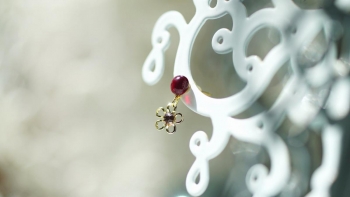 ラフォルム ガラスジュエリー ガラスアクセサリー Petit plum (片耳用ピアス) かわいらしい花のチャームがついた、片耳用ピアス。ぶら下がるデザインがエレガントで、レッドのガラス製の透明感あふれる輝きが女性らしい印象を与えます。シリコンキャ…