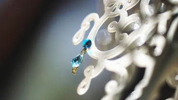 ラフォルム ガラスジュエリー ガラスアクセサリー Petit crystal (片耳用ピアス) 涼しげなカットルースチャームが付いた爽やかで魅力的な片耳用ピアス。ぶら下げタイプで、耳元に揺れる様子は女性らしさを引き立てます。キャッチ式ピアスには、シ…