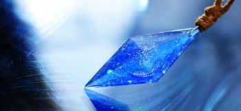 ラフォルム ガラスジュエリー ガラスアクセサリー Dreamblue ～ Rhombic luminous galaxy ～ メルヘンの世界の北十字星が美しく光り輝く様に、存在感溢れる美しいスタイリッシュな八面体のフォルムです。明るい真っ青な空のよ…