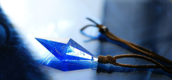 Dreamblue ～ Rhombic luminous galaxy ～ 光に煌く美しい八面体のフォルムです。 ラフォルム ガラスジュエリー ガラスアクセサリー