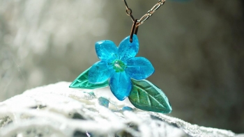 ラフォルム ガラスジュエリー ガラスアクセサリー 忘れな草をあなたに ブルーの花が大胆に胸元を飾る、輝きに満ちた世界にひとつのオリジナルガラスペンダント。暗闇で光る蓄光加工で夜でも神秘的に輝きます。花と葉っぱを立体的なデザインで可愛らしく表現。チェ…