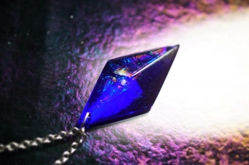 ラフォルム ガラスジュエリー ガラスアクセサリー Pure dream ～ 極光の結晶 ～ オーロラが結晶になったような透明感のあるコバルトブルーの五面体。虹のようなラメが角度によって幻想的に煌く神秘的なガラスペンダント。光を受けるたびに、まるでオ…