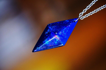 Pure dream ～ 極光の結晶 ～ 虹のようなラメが角度によって幻想的に煌く神秘的なガラスペンダント。 ラフォルム ガラスジュエリー ガラスアクセサリー