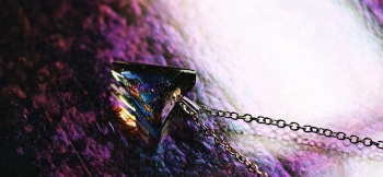 ラフォルム ガラスジュエリー ガラスアクセサリー Power of triangle アクアマリンブルー×レインボー・シルバーラメの美しく神秘的なペンダント。フォルムは上部がラウンドした二等辺三角形のスタイリッシュなフォルムです。男性の方にもお勧め…