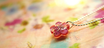 早春の一輪花 梅の花をイメージしています。 ラフォルム ガラスジュエリー ガラスアクセサリー