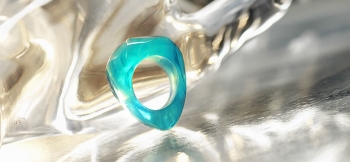 ラフォルム ガラスジュエリー ガラスアクセサリー BLUE ICE RING 氷のかけらをそのままリングにしたような、世界にひとつの素敵なアイスロックリングです。フォルム全体を横から見ると、ギターピックのような印象的なフォルムで、トップ部分に不規則…