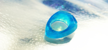 BLUE ICE RING 氷のかけらをリングにしたような素敵なイメージです。 ラフォルム ガラスジュエリー ガラスアクセサリー