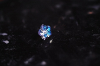 ラフォルム ガラスジュエリー ガラスアクセサリー 瑠璃の一輪桜・淡雪 ～ 夜星のささやき ～ 煌きを日常へ。静かな夜に咲く一輪を、ぜひあなたの耳元へ──
夜空にふわりと舞い降りた、一輪の淡雪桜。耳元でそっと瞬くその煌きは、ダイクロガラス特有の多彩…