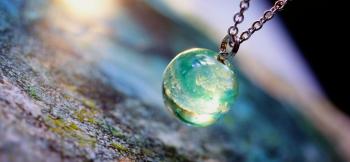 ラフォルム ガラスジュエリー ガラスアクセサリー Aqua sphere / ペンダント 水の世界を透明な球(スフィア)の中に封じ込めたような神秘的なイメージの球体タイプペンダントです。見る角度や光の当たり方でさまざまな表情をお楽しみいただけます。…