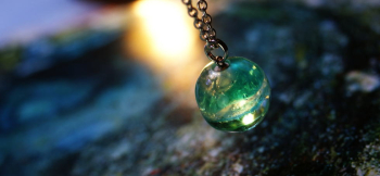 Aqua sphere / ペンダント 神秘的な色合いの球体タイプペンダント。 ラフォルム ガラスジュエリー ガラスアクセサリー