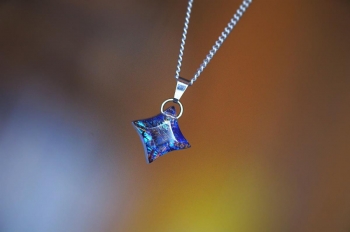 ラフォルム ガラスジュエリー ガラスアクセサリー Diamond blue star ～ Jewel ～ ―― 青き星、胸元に宿るひとしずく。星のように美しくカットされた、透明感あるブルーのガラスに、角度によってさまざまに煌く輝きを閉じ込めた、世界…