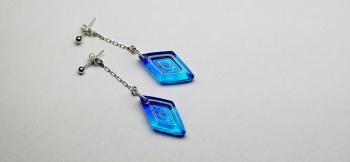 Blue wave rhombus ひし形のフォルムの内部にブルーの濃淡のグラデーション。気泡を極力含まない仕様といたしました。さらに表裏面に窪みを作成しております。 ラフォルム ガラスジュエリー ガラスアクセサリー