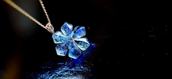 ラフォルム ガラスジュエリー ガラスアクセサリー なごり雪の花 なごり雪の季節に咲くという、雪の結晶を思わせる神秘的な花。そんなイメージでお作りしました。内部にブルーの細かなマーブル模様を施しています。心まで透き通るような、繊細なデザインのオリジナ…