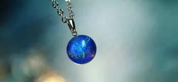 ラフォルム ガラスジュエリー ガラスアクセサリー Dichroic sparkling planet 世界にひとつの煌く球体ペンダントが完成いたしました。内部に施したラメとダイクロ偏光ガラスの織り成す美しさと、暗闇での蓄光の神秘的な光。昼夜問わずぜ…