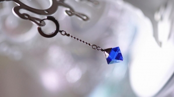 ラフォルム ガラスジュエリー ガラスアクセサリー Pyramid of blue 紛失されてしまわれた、幼い頃にお祖父さまから頂いた大切な思い出のピアスを再現してお作りした世界にひとつのオリジナル片耳用ピアスが完成いたしました。小ぶりの八面体トップ…