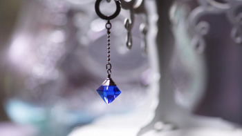 Pyramid of blue 美しいスカイブルーの八面体トップが印象的な逸品。 ラフォルム ガラスジュエリー ガラスアクセサリー