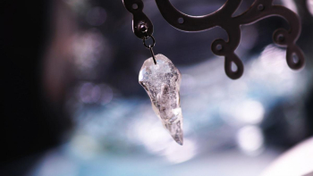 Lovely memories ～ Icerock fang ～ 世界にひとつのオリジナルメモリアル片耳用ピアス。 ラフォルム ガラスジュエリー ガラスアクセサリー